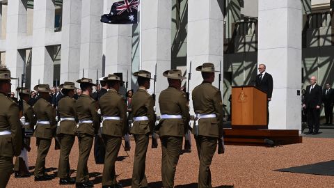 ऑस्ट्रेलियाई प्रधान मंत्री एंथोनी अल्बनीज 11 सितंबर, 2022 को कैनबरा, ऑस्ट्रेलिया में संसद भवन के प्रांगण में किंग चार्ल्स III की उद्घोषणा में भाग लेते हैं। 