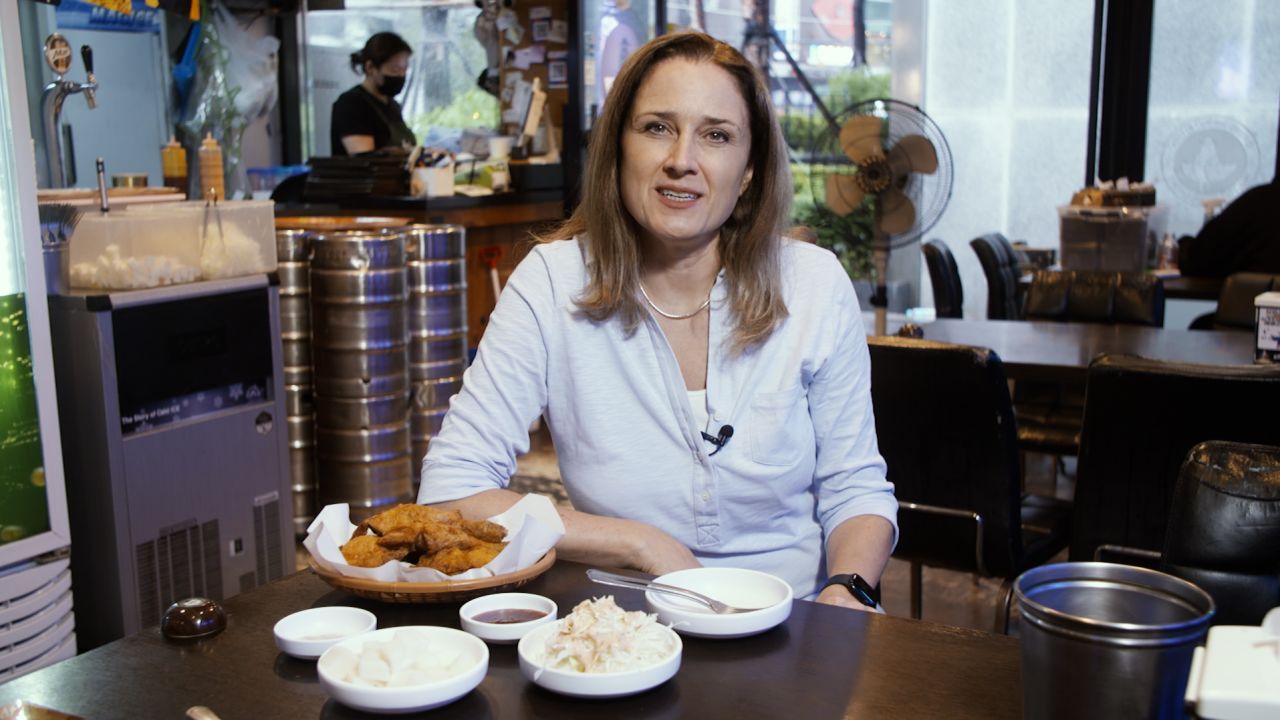 Paula Hancocks at chicken shop in Seoul 