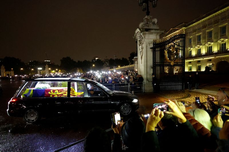 Śmierć królowej Elżbiety: trumna królowej ląduje w Pałacu Buckingham po ostatnim locie