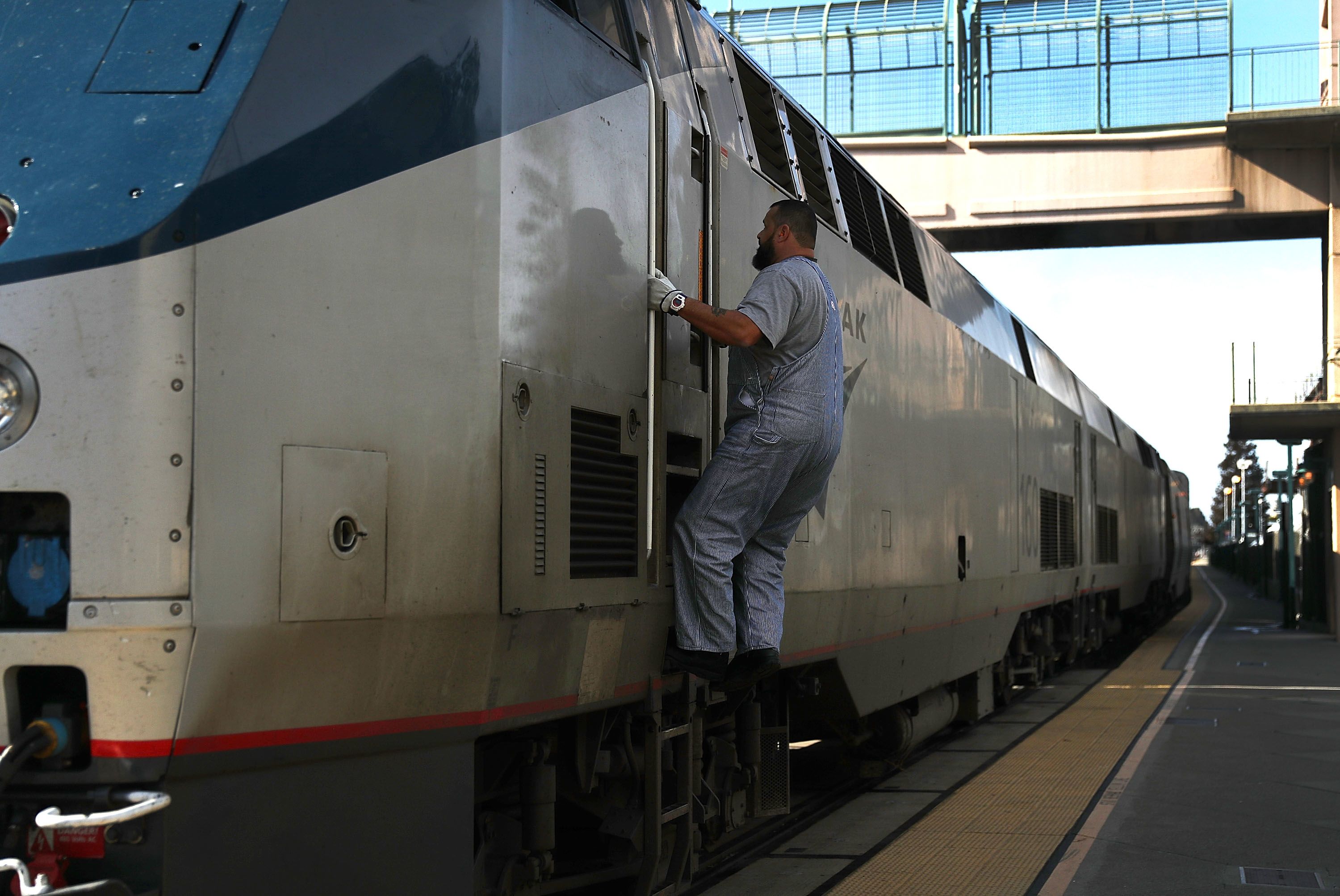 Freight rail strike would mean full shutdown for Virginia Railway Express, Headlines