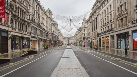 Regent Street à Londres pendant un confinement pandémique.  Le principal emplacement de vente au détail appartient au Crown Estate. 
