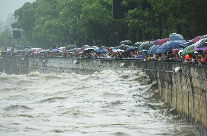 Tufão Muifa chega à terra enquanto milhões de pessoas na China se preparam para chuvas torrenciais e inundações