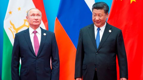 चीनी राष्ट्रपति शी जिनपिंग, दाएं, और रूसी राष्ट्रपति व्लादिमीर पुतिन 10 जून, 2018 को पूर्वी चीन के शेडोंग प्रांत के क़िंगदाओ में शंघाई सहयोग संगठन (एससीओ) शिखर सम्मेलन में एक तस्वीर के लिए पोज देते हुए।