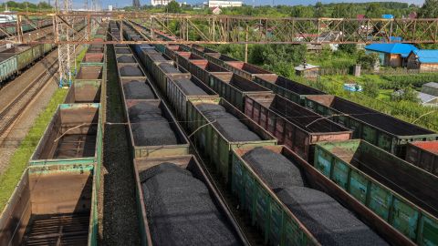 सोमवार, 19 जुलाई, 2021 को रूस के मेज़दुरचेन्स्क के पास टोमुसिंस्काया रेलवे स्टेशन पर शिपिंग से पहले माल ढुलाई में कोयला।