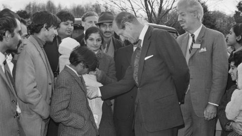 Le prince Philip rencontre des Asiatiques ougandais dans un centre d'accueil britannique du Kent, en novembre 1972. 
