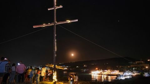Des fidèles chrétiens grecs orthodoxes se rassemblent sur une falaise autour d'un crucifix en bois éclairé pour célébrer l'exaltation de la Sainte Croix dans la ville côtière d'Anfeh, à environ 70 kilomètres (43 miles) au nord de la capitale libanaise, Beyrouth, mardi.  