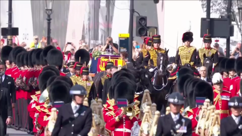 Le prince William, le roi Charles III, la princesse Anne et le prince Harry suivent le cercueil de la reine Elizabeth II lors d'une procession du palais de Buckingham à Westminster Hall le 14 septembre 2022.