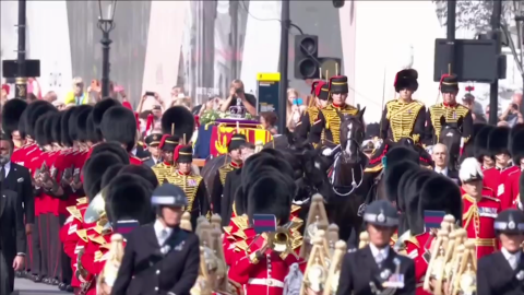 Pangeran William, Raja Charles III, Putri Anne, dan Pangeran Harry mengikuti peti mati Ratu Elizabeth II selama prosesi dari Istana Buckingham ke Westminster Hall pada 14 September 2022.