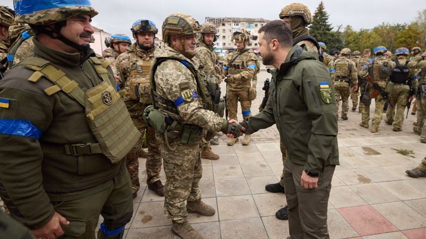 Zelensky arrives in Izium.