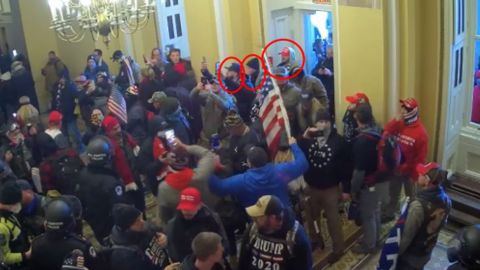 Ferrigno, Connor ve Lunyk'in Senato Kanat Kapısı'ndan 15:08'de Capitol'e girerken çekilmiş CCTV ekran görüntüsü