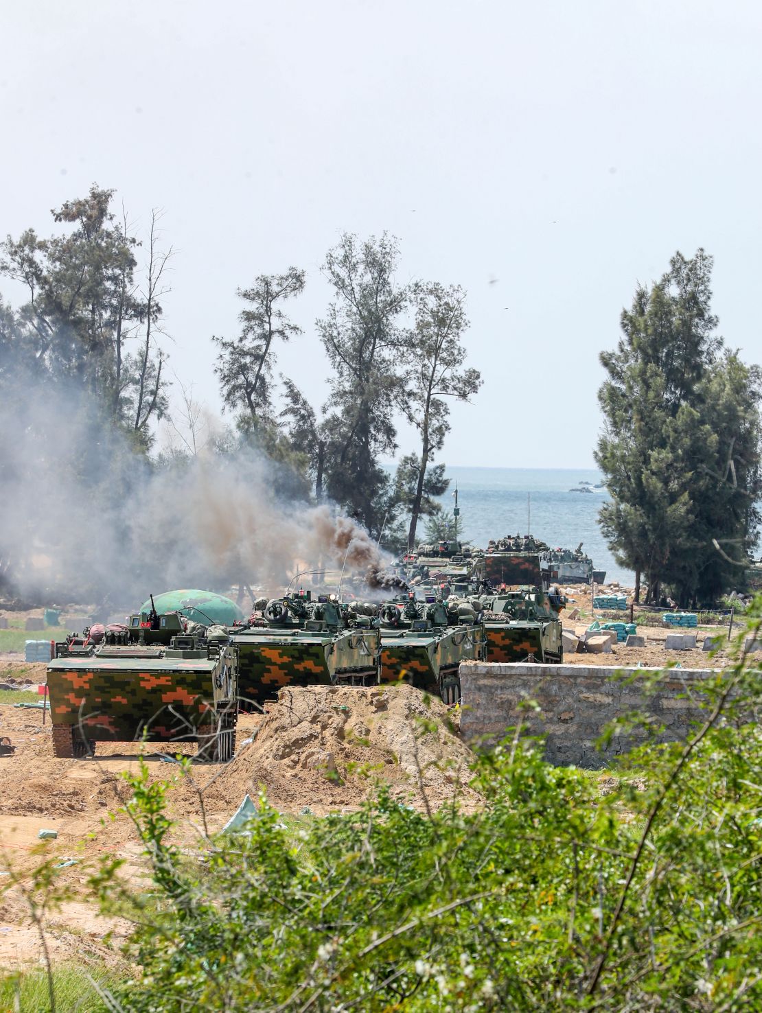 A brigade of the PLA Army under the Eastern Theater Command, together with a department of the navy, air force and army aviation, organizes a red and blue combat drill for troops in Zhangzhou, China, on Sept 2, 2022. 