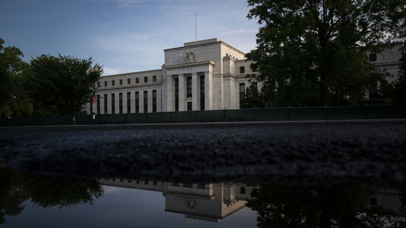 NextImg:Angry lawmakers accuse Fed of inaction in insider trading investigation | CNN Business
