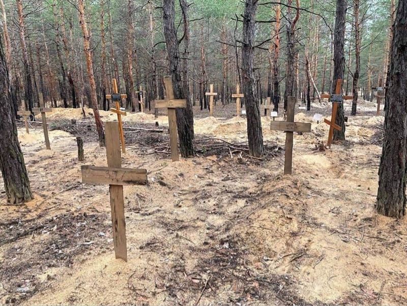 Ізюм: в Україні кажуть, що на деяких тілах, знайдених у братському похованні, є “сліди тортур”