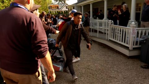 Imigrantes de Martha's Vineyard embarcaram em três ônibus com destino à Joint Base Cape Cod na sexta-feira.