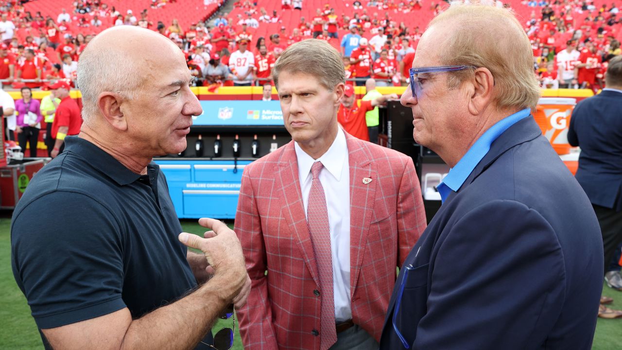 Jeff Bezos with Chiefs owner Clark Hunt and Chargers owner Dean Spanos ahead of Thursday night's game at Arrowhead Stadium.