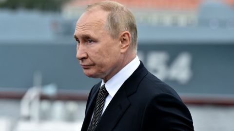 Rusya Devlet Başkanı Vladimir Putin, burada Temmuz ayında St. Petersburg'da bir deniz geçit törenine katılırken, Rusya'nın bölgede olduğunu söyledi. 
