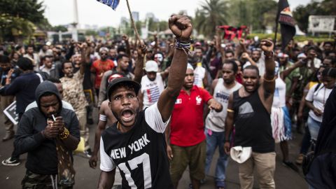 Ratusan orang Papua berunjuk rasa di depan Istana Jakarta pada tahun 2019.