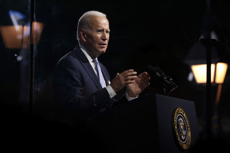 Biden arrive à Londres pour une visite de deux jours en l’honneur de la reine