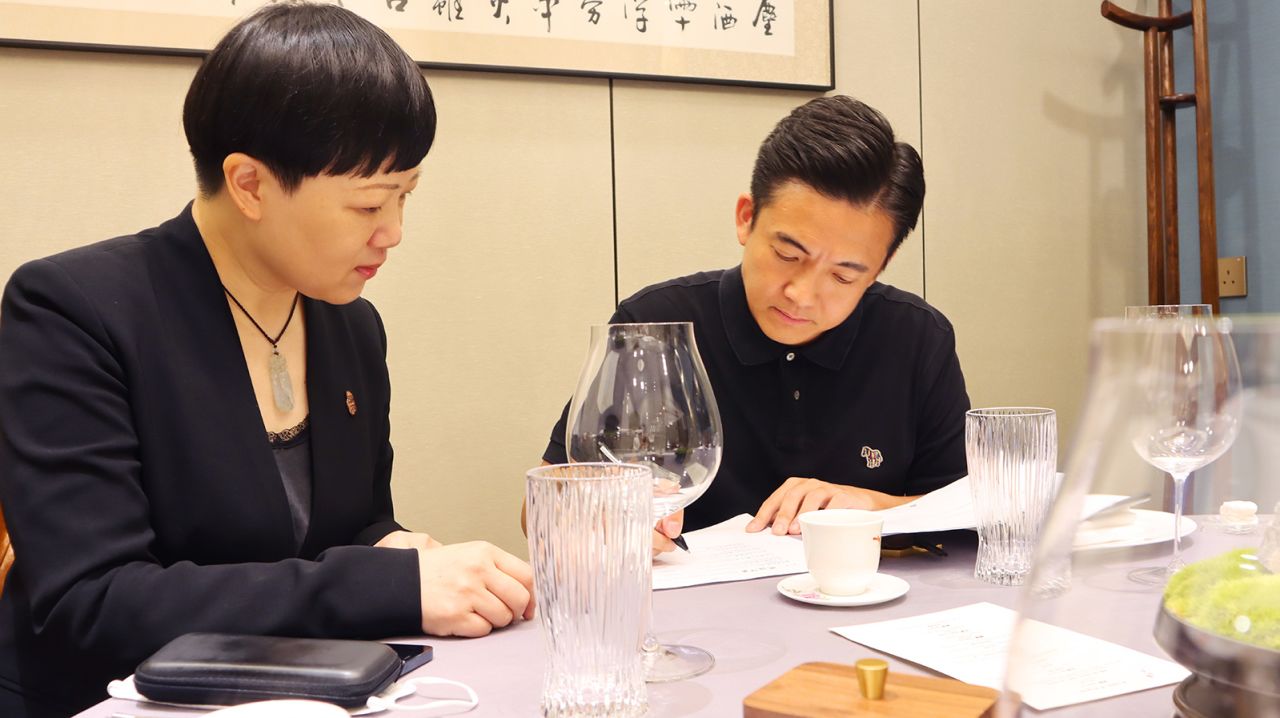 Wu traballou recentemente con Yong Fu, un galardonado restaurante de gama alta de Ningbo, para axudar a refinar o seu menú para os gustos locais.