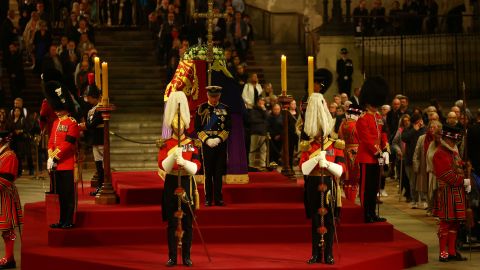 Kraliçe'nin çocukları, 16 Eylül 2022'de Londra, İngiltere'deki Westminster Hall'da bir nöbete katıldı.