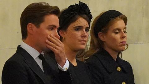 2022 年 9 月 16 日の追悼式には、ユージェニー王女、ベアトリス王女、夫のエドアルド マペリ モッツィが出席します。  