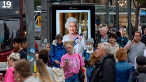 An image of the Queen is displayed at a bus stop in Edinburgh.