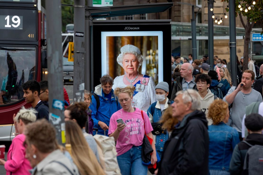 An image of the Queen is displayed on a bus stop in Edinburgh.