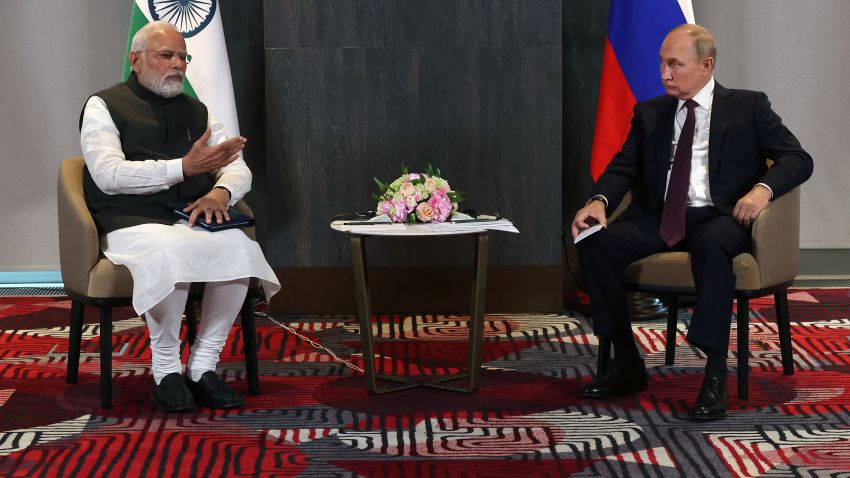 El presidente ruso, Vladimir Putin, se reúne con el primer ministro de la India, Narendra Modi, al margen de la cumbre de líderes de la Organización de Cooperación de Shanghái (OCS) en Samarcanda el 16 de septiembre de 2022. (Foto de Sergei BOBYLYOV / SPUTNIK / AFP) (Foto de SERGEI BOBYLYOV/SPUTNIK /AFP vía Getty Images)