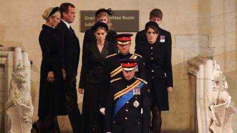 William, prince de Galles conduit son frère le prince Harry, duc de Sussex, suivi de leurs cousins ​​avant de monter une veillée autour du cercueil de leur grand-mère la reine Elizabeth II le 17 septembre 2022.