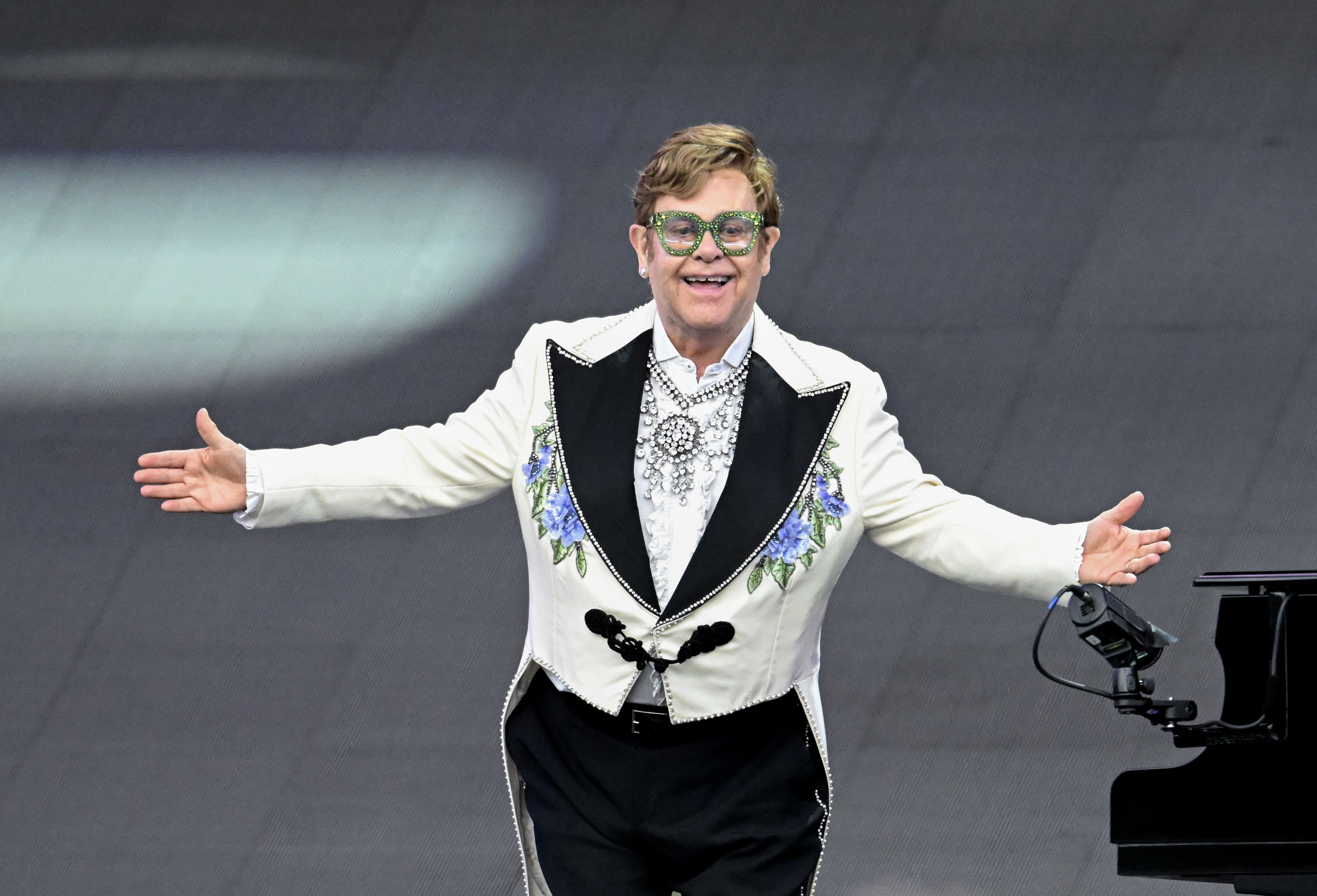 Elton John tribute concert to benefit air museum - Turlock Journal