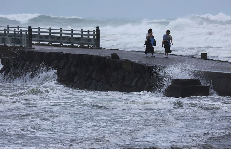 Тайфун Нанмадол: Мільйонам наказано евакуюватись через наближення шторму до Японії
