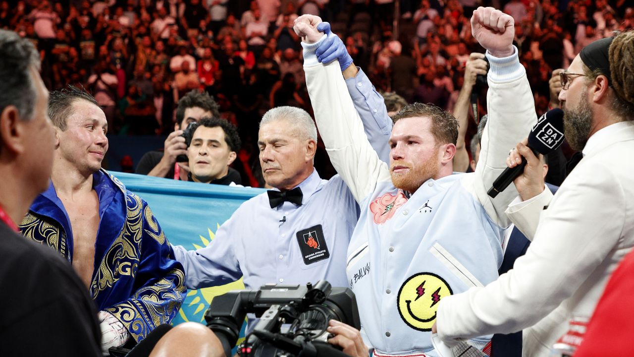 Álvarez poses after defeating Golovkin.