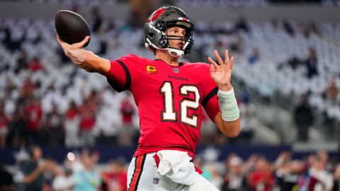 Brady throws the ball against the Dallas Cowboys at AT&T Stadium on September 11, 2022.
