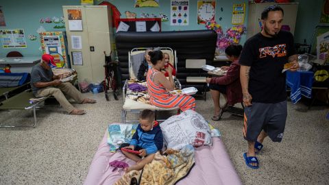 Os evacuados se abrigaram em uma sala de aula em uma escola pública em Guanilla, Porto Rico.