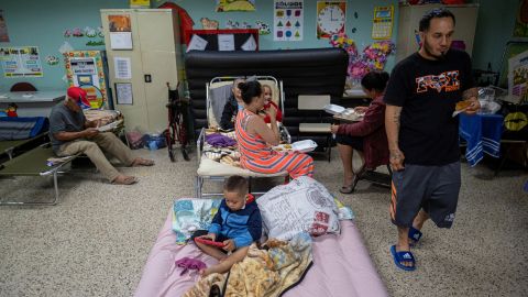 Pengungsi terlihat di ruang kelas sekolah umum yang digunakan sebagai tempat berlindung saat Badai Fiona dan hujan lebat mendekat di Guayanilla, Puerto Rico, pada hari Minggu.