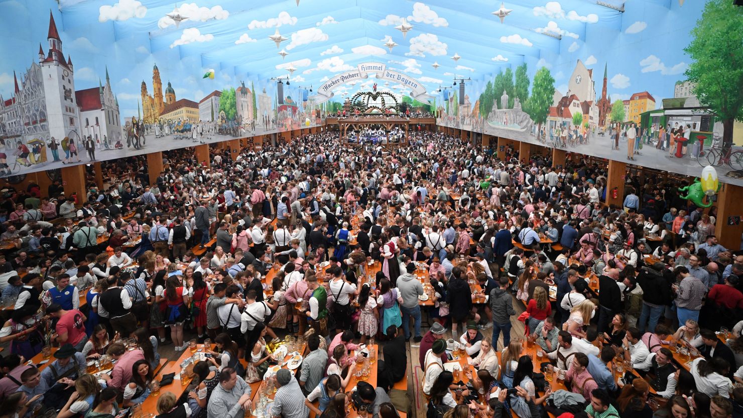 Visitors attend the official opening of the world's largest beer festival, the 187th Oktoberfest in Munich, Germany, September 17, 2022. REUTERS/Andreas Gebert