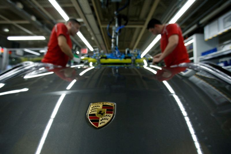 You are currently viewing Porsche shares gain 5% in Frankfurt stock market debut – CNN