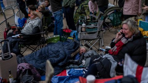People camp out on The Mall, near Buckingham Palace, on the eve of the funeral.
