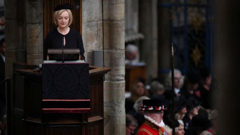 Liz Truss prend la parole lors des funérailles nationales de la reine Elizabeth II à l'abbaye de Westminster à Londres.