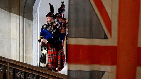 Le cornemuseur Paul Burns du Royal Regiment of Scotland clôt les funérailles de la reine avec une interprétation de 