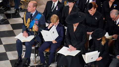 De gauche à droite, le prince William, le prince George, Catherine, la princesse de Galles et la princesse Charlotte aux funérailles de la reine.