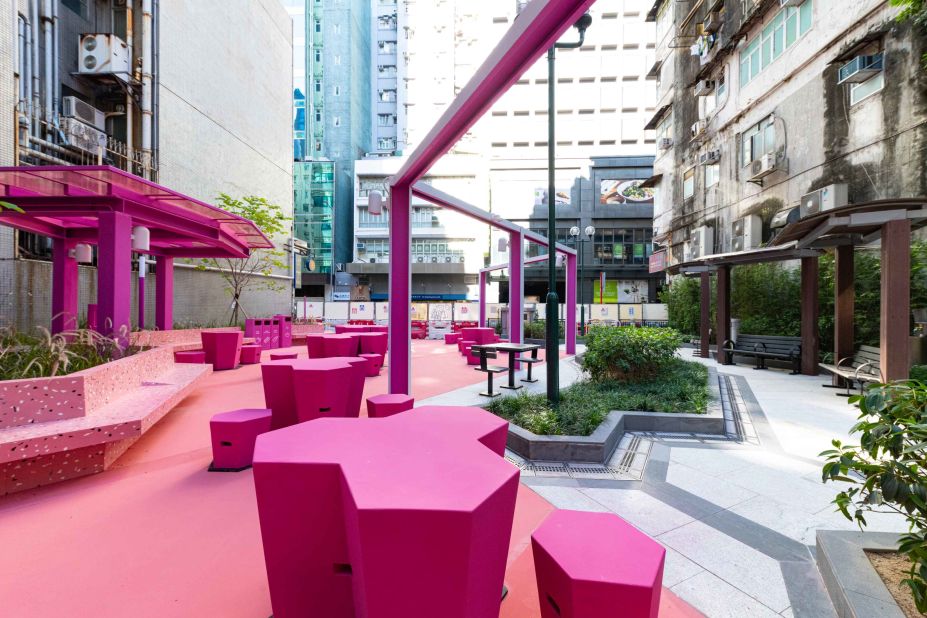 The designers decided to split the Portland Street park in two: one side is bright pink, while the other is restored to look like a typical Hong Kong rest garden from the 1980s, complete with hexagonal geometry, bamboo and shaded seating areas. 