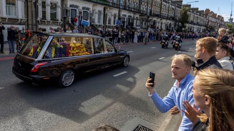 Les gens bordent la route de la procession de Londres à Windsor.