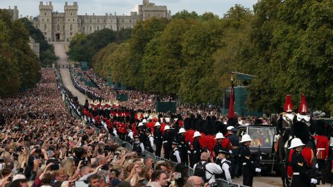 Les multituds enfilen el Long Walk a l'exterior del castell de Windsor per veure la processó.