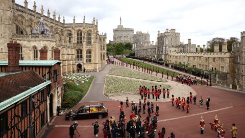 Quan tài của Nữ hoàng đến Nhà nguyện Thánh George, Windsor, vào thứ Hai. 