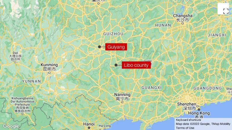 Guidžou: 27 miruši un 20 ievainoti Ķīnā pēc koronavīrusa karantīnas autobusa apgāšanās ielejā.