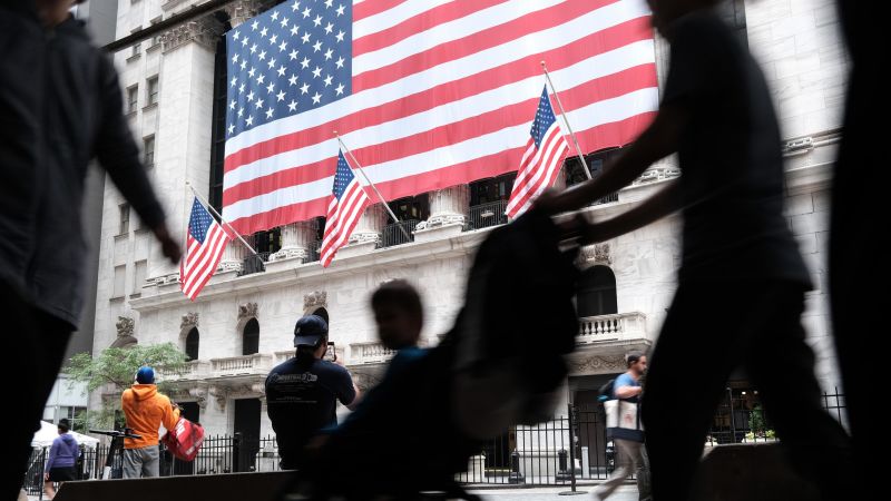 You are currently viewing Main Street’s buying stocks while Wall Street sells: What gives? – CNN