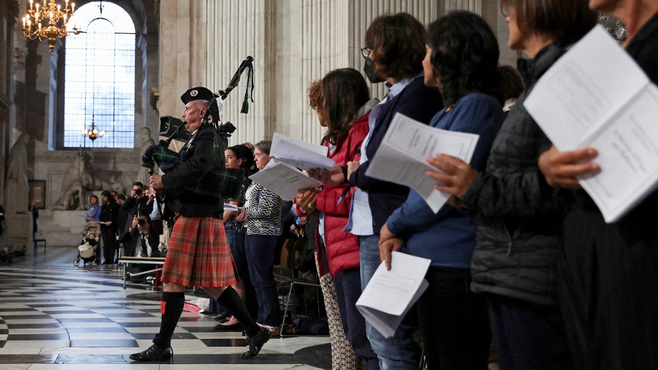 The piper who woke Queen Elizabeth will now wake the new King.