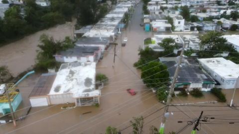 Carros e casas estão submersos em Porto Rico, que ainda fica para trás sem eletricidade.