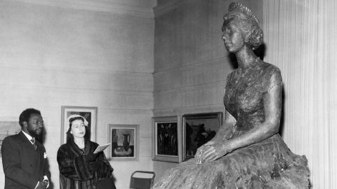 Ben Enwonwu and HM Elizabeth II looking at his sculpture of the queen